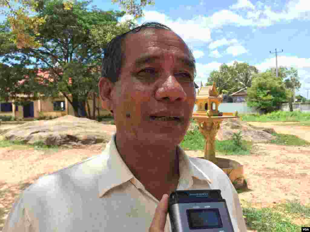 លោកហ៊ុន ហួន អាយុ៦០ឆ្នាំ មន្ត្រីក្រុមប្រឹក្សាស្រុក នៅក្នុងស្រុកស្វាយលើ ឃុំបឹងមាលា ប្រាប់VOAថាលោកចង់ឲ្យមានការអភិវឌ្ឍហេដ្ឋារចនាសម្ព័ន្ធនៅក្នុងឃុំរបស់លោកឲ្យបានកាន់តែច្រើនទៀត ហើយលោកក៏ចង់ឲ្យមានការតបណ្តាញទឹកចូលក្នុងឃុំរបស់លោកផងដែរ។លោកសង្ឃឹមថា អាជ្ញាធរឃុំនឹងដឹកនាំឃុំ ដោយមានតម្លាភាពនិងធ្វើតាមឆន្ទៈប្រជាពលរដ្ឋ។ (ផន បុប្ផា/VOA)