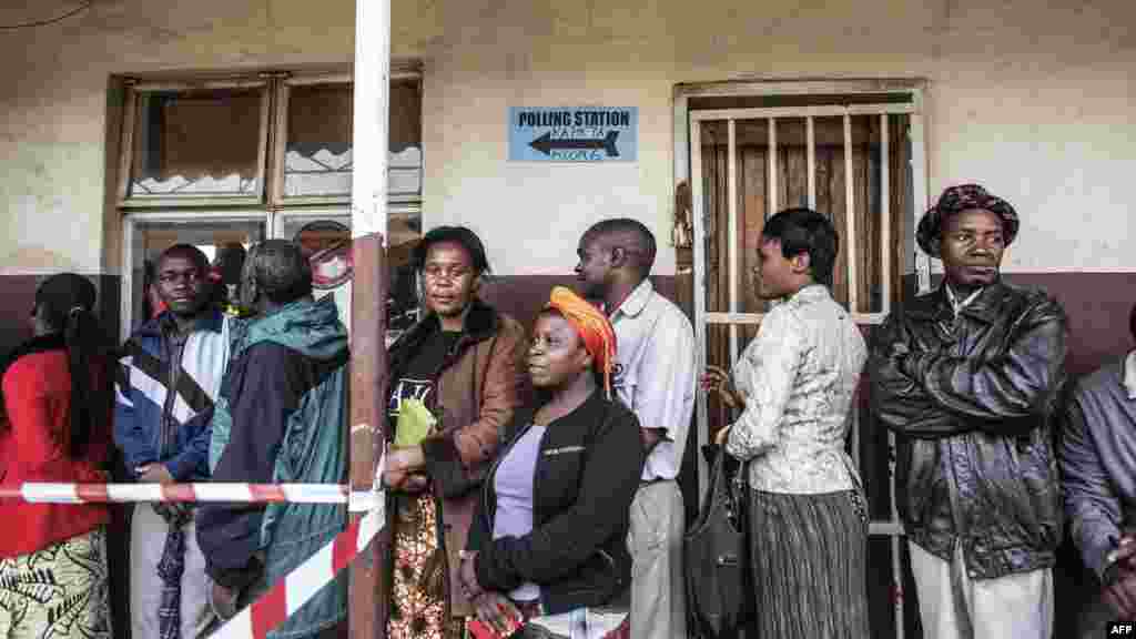 Zambiens en file d'attente pour déposer leurs bulletins de vote dans l'urne pour l'élection présidentielle à Lusaka, le 20 janvier 2015.