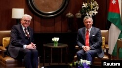 Jordan's King Abdullah (R) meets with German President Frank-Walter Steinmeier at the Royal Palace in Amman, Jan. 28, 2018.