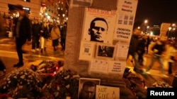 La consternación por la muerte del líder opositor ruso, Alexei Navalny, en manos del Estado bajo el Gobierno de Vladimir Putin, se ha patentado en diferentes partes del mundo como este memoria instalado en la Rambla en Barcelona, España, el 22 de febrero de 2024.