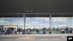 Los pasajeros mantienen la distancia social al llegar al aeropuerto El Dorado, en Bogotá, capital de Colombia, en septiembre de 2020 mientras avanzaba la pandemia de COVID-19.