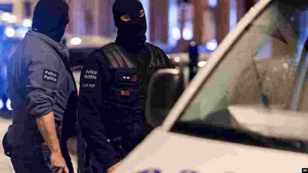 Les éléments des forces spéciales d'intervention belges viennent de fouiller une maison dans le quartier Molenbeek, à Bruxelles, 17 novembre 2015. 