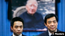 原中共中央政治局委員、重慶市委書記薄熙來與兒子薄瓜瓜在其父親薄一波遺照前。(資料照片)