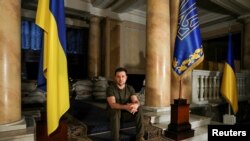 Presiden Ukraina Volodymyr Zelenskiy berpose usai wawancara dengan kantor berita Reuters di Kyiv, Selasa (1/3). 