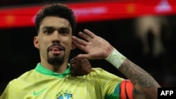 ARCHIVO - El centrocampista de Brasil, Lucas Paqueta, celebra el tercer gol de su equipo durante el partido amistoso de fútbol entre España y Brasil en el estadio Santiago Bernabéu de Madrid, el 26 de marzo de 2024.