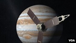 Sketsa gambar pesawat antariksa Juno dengan komputer. Juno diharapkan mampu membongkar rahasia 'Great Red Spot' – badai topan yang besarnya 3 kali Bumi yang telah melanda Yupiter selama lebih 300 tahun.