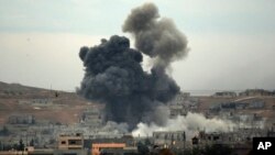 En la imagen, aviones cazas bombardean posiciones del grupo estado Islámico en Kobani, Siria.