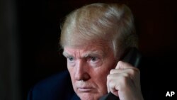 លោក Donald Trump​ និយាយ​ជាមួយ​កងកម្លាំង​ទាហាន​តាម​ទូរសព្ទ​ពី​រមណីយដ្ឋាន Mar-a-Lago នៅ​ឆ្នេរ Palm Beach រដ្ឋ Florida កាលពី​ថ្ងៃទី​២២ វិច្ឆិកា ឆ្នាំ ២០១៨។