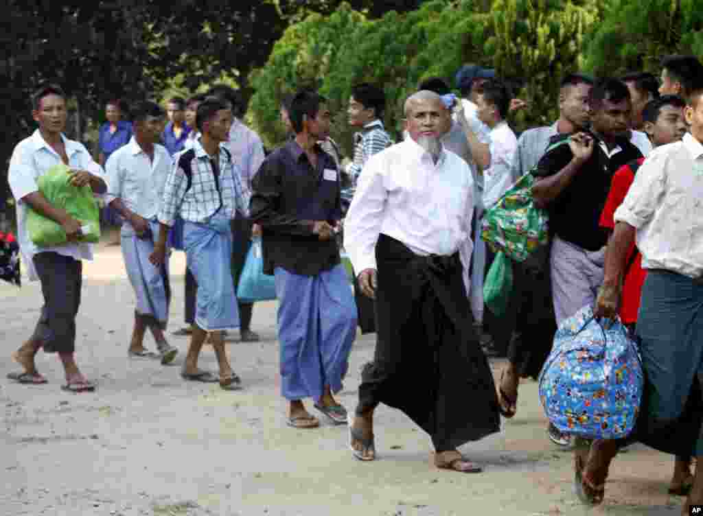 Myanmar prisoners are released from Insein prison, Yangon, Myanmar, Oct. 7, 2014.