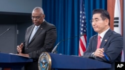 美韩两国国防部长在华盛顿举行美韩安保会，关切朝鲜军队部署俄罗斯，恐加剧朝鲜半岛安全威胁升级。(美联社：2024年10月30日)