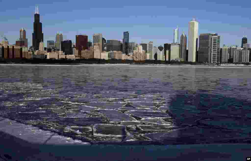 Dosar kankara ta mamaye tabkin Michigan dake jihar Chicago, Alhamis 04, Janairu 2018. 