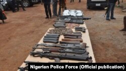 Makaman Da Yan Sanda Suka Kwace Daga Wasu Bata-Garin da ke samar wa ‘yan bindiga da sauran bata-gari a jihohin Taraba da Benue manyan bindigogi da harsasai da ake amfani da su wajen kai wa jama’ar da ba su ji -ba su gani hari a kauyukan jihohin.