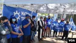 Miembros de la Alianza Nacional del TPS reclaman que a casi 100 días de la Administración de Joe Biden no existe una clara disposición para resolver su situación migratoria como se les prometió durante la campaña. [Foto: VOA/Tomás Guevara]