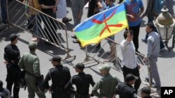 La police se déploie devant des manifestants à Rabat, Maroc, 11 juin 2017.