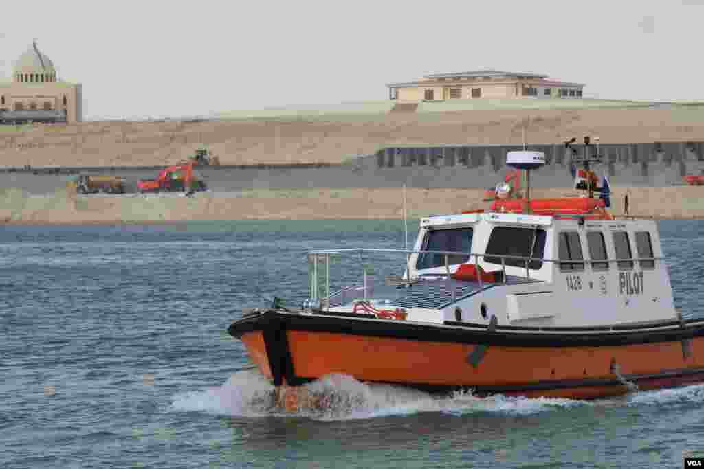 Construction of the expansion, called the "new" canal was originally expected to take three years. But last year Egyptian President Abdel Fattah el-Sissi announced the project would finish in a year. Picture taken June 13. 2015. (Heather Murdock/VOA)