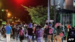 Al menos 300 migrantes hondureños iniciaron una caravana que se dirigía a Estados Unidos desde San Pedro Sula el 30 de marzo de 2021.