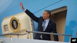 2014年11月16日美国总统奥巴马在澳大利亚皇家空军安伯利基地登上空军一号之际想欢送者挥手致意