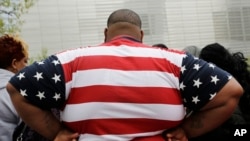 Un homme en surpoids porte une chemise à l'effigie du drapeau américain à New York, le 8 mai 2014. 