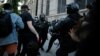 Demonstranti pale vatru kod Bele kuće (Foto: AP /Alex Brandon)