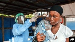 Une femme contrôlée pour Ebola à Freetown, Sierra Leone, le 21 janvier 2016.(AP Photo/Aurelie Marrier d'Unienville)