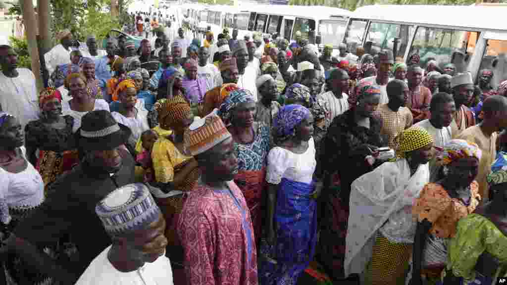 Les parents des lycéennes enlevées attendent l'arrivée de leurs filles, à Abuja, au Nigéria, le samedi 20 mai 2016.