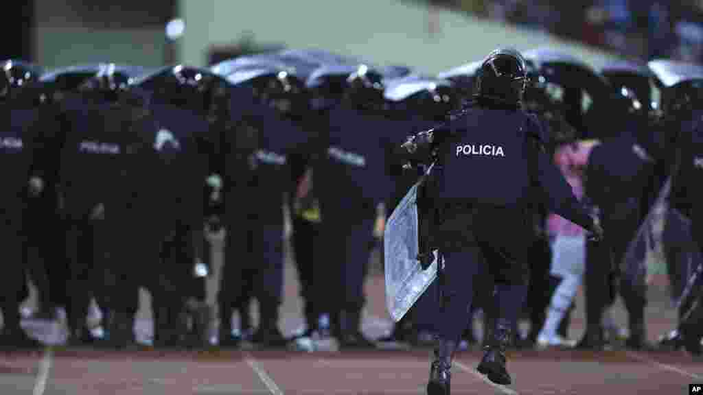 La police se déploie pour sécuriser le terrain quand des supporters envahissent l'air de jeu lors du match de demi-finale Ghana-Guinée équatoriale (3-0) de la CAN 2015, à Bata, Guinée équatoriale, le 5 février 2015.
