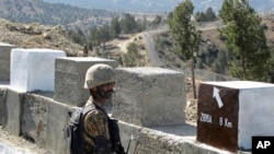 Tentara Pakistan berjaga di perbatasan antara Pakistan dan Afghanistan di Angore Adda, Pakistan, 18 Oktober 2017. (Foto: dok).