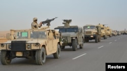 Des véhicules blindés de l'armée égyptienne se dirigent vers le nord du Sinaï dans le cadre d'une vaste opération anti-terroriste des forces de sécurité égyptiennes, le 9 février 2018.