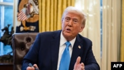 Mokonzi ya ekolo Amerika Donald Trump azali kolobela bapanzi nsango nsima na kotiya manzaka na mokano ya kolongola mboka na ye na misala mingi mya ONU, na bureau Oval, Ndako ya Bembe, Washington, DC, 4 sanza ya mibale 2025.
