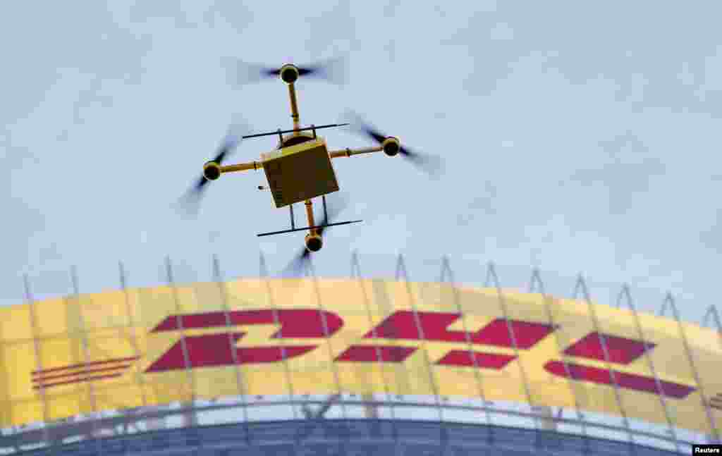Model pesawat helikopter tanpa awak yang disebut "parcelcopter" milik dinas pos Jerman atau DHL terbang di atas kota Bonn. "Parcelcopter" ini menelan biaya sekitar 660 juta rupiah dan mampu membawa paket seberat 1.2 kg.