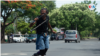 Ignacio Moisés Corea Sánchez se gana la vida haciendo malabares entre los autos en los semáforos de Managua.