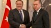 Le secrétaire d'État américain Michael Pompeo et le président turc Recep Tayyip Erdoğan à Ankara, Turquie, le 17 octobre 2018.