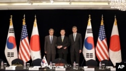 南韓朝鮮半島和平與安全事務特別代表黃浚局(中)、美國國務院朝鮮問題特使金成(右)及日本外務省亞洲大洋洲局干事伊原純一(左)會談後在首爾合影