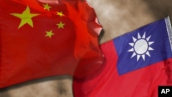 中國和台灣旗幟。