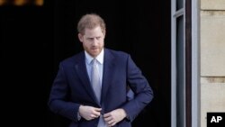 ព្រះអង្គម្ចាស់ Harry របស់​ចក្រភព​អង់គ្លេស​យាង​ទៅ​សួន​មួយ​នៅក្នុង​​រាជវាំង Buckingham ក្នុង​ក្រុង​ឡុងដ៍ កាលពី​ថ្ងៃទី១៦ ខែមករា ឆ្នាំ២០២០។
