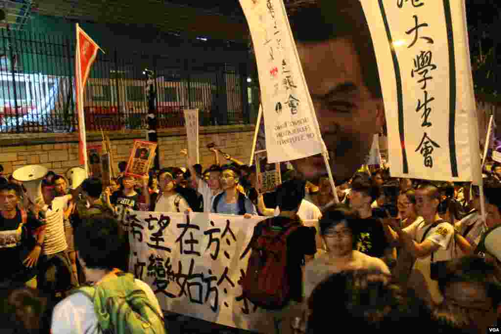 学联发起抗议梁振英拒绝对话公民抗命游行和留守礼宾府(美国之音图片/海彦拍摄)