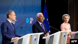EU ဥရောပကောင်စီဥက္ကဋ္ဌ Antonio Costa (ဗဟို)၊ ဥရောပကော်မရှင် ဥက္ကဋ္ဌ Ursula von der Leyen (ယာ) နဲ့ ပိုလန်ဝန်ကြီးချုပ် Donald Tusk (ဝဲ) တို့ဥရောပခေါင်းဆောင်တွေအစည်းအဝေးအတွင်း သတင်းစာရှင်းလင်းပွဲ။ 