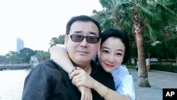 资料照片：澳籍华裔作家杨恒均和夫人在一起。