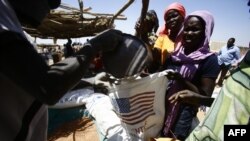 Les réfugiés sud-soudanais attendent l'arrivée de la nourriture dans un centre pour réfugiés à Al-Eligat, près de la frontière avec le Soudan, le 27 février 2017.