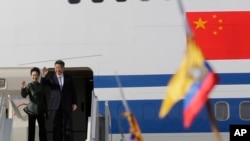 El presidente de China, Xi Jinping, y su esposa, Peng Liyuan, se despiden desde su avión al despegar de Quito, Ecuador, el viernes 18 de noviembre de 2016.