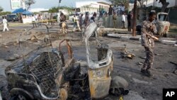 En images: explosion d'une voiture piégée en Somalie