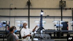 Un miembro del Consejo Electoral de Venezuela prueba una máquina de votación durante el último día de una auditoría en un almacén del Consejo Nacional Electoral en Caracas, Venezuela. Noviembre 29, 2020.