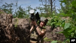 Архівне фото травня 2024 року. Український військовий із пусковою установкою Stinger. Ці установки, як очікується, увійдуть до нового пакету допомоги