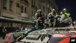 Архівне фото - Члени "Групи Вагнера" на танку на вулиці в Ростові-на-Дону, Росія, 24 червня 2023 року.