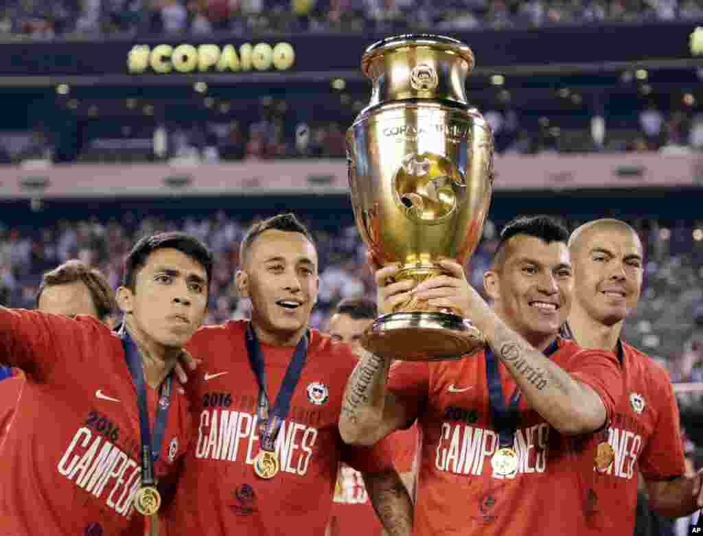 'Yan wasan Chile su na murnar kofin da suka dauka na gasar Copa America