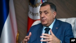 Лидерот на босанските Срби, Милорад Додик, зборува за време на интервју за Асошиетед прес, во босанскиот град Бања Лука, на 240 километри северозападно од Сараево, петок, 29 декември 2023 година.