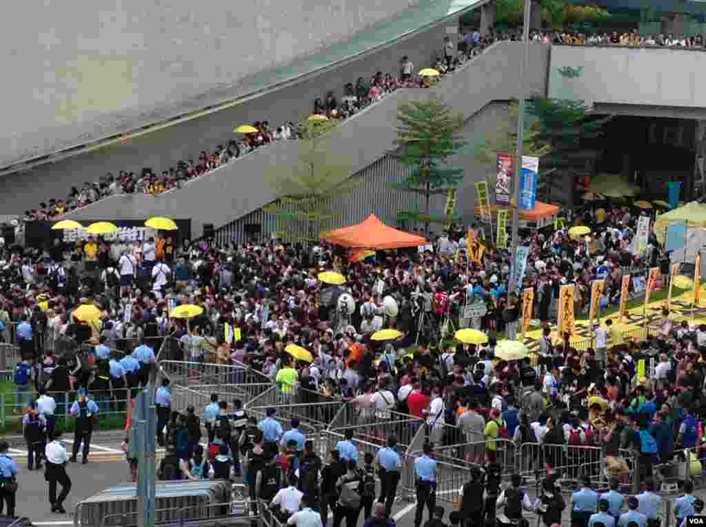 港人重返政總紀念雨傘運動一周年(美國之音海彥拍攝)