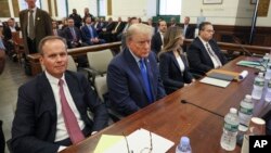 El expresidente de EEUU, Donald Trump, centro, comparece ante el tribunal el lunes 2 de octubre de 2023 en Nueva York, EEUU.
