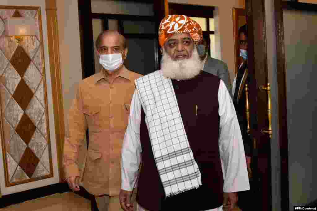قومی اسمبلی میں قائد حزب اختلاف شہباز شریف اور جمعیت علماء اسلام کے سربراہ فضل الرحمٰن اے پی سی میں شرکت کے لیے آ رہے ہیں۔