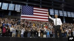 AQSh prezidenti Barak Obama oliy o’quv yurtlariga uyushtirgan ikki kunlik safari davomida Chapel Hildagi Shimoliy Karolina universitetiga ham tashrif buyurdi. 24-aprel, 2012-yil.